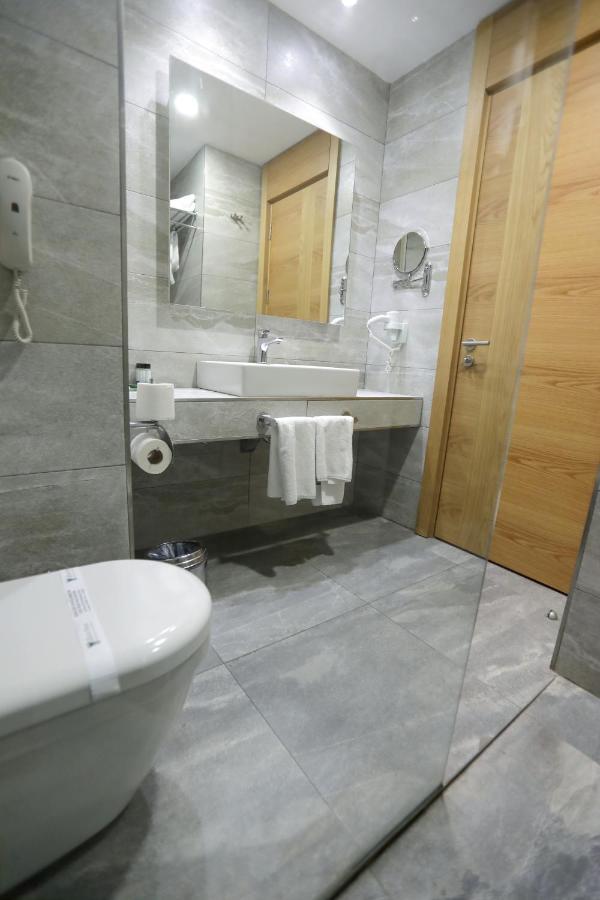 The Green Park Gaziantep Bagian luar foto Bathroom in a hotel